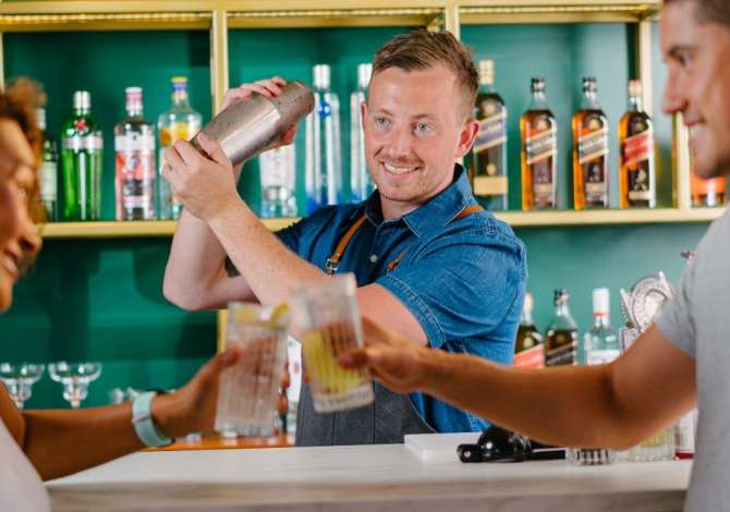 Njoftime Pune per Banakier/e, Kamarier/e, Ndihmes/e banakier/e ne Tirane