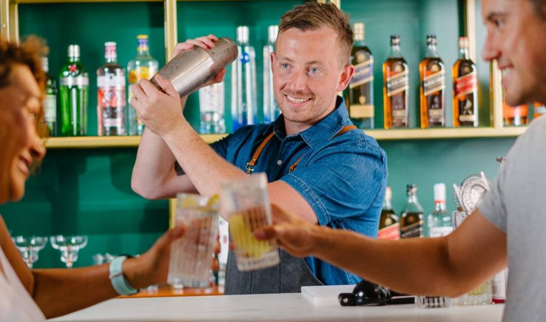 Offerte di lavoro a Tirana, Profession Banakier/e, Kamarier/e, Ndihmes/e banakier/e  , Con esperienza, Pagamento 45,000  Leke.