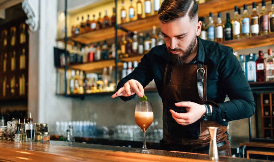 Offerte di lavoro a Tirana, Profession  Banakier/e, Kamarier/e , Con esperienza, Pagamento 45,000  Leke.