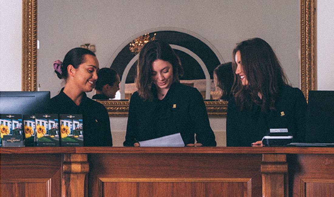 Offerte di lavoro a Tirana, Profession Recepsioniste, Banakiere , Sanitare , Con esperienza, Pagamento 35,000  Leke.