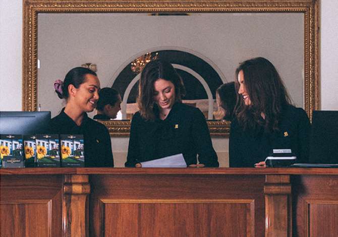 Offerte di lavoro per Recepsioniste, Banakiere , Sanitare a Tirana