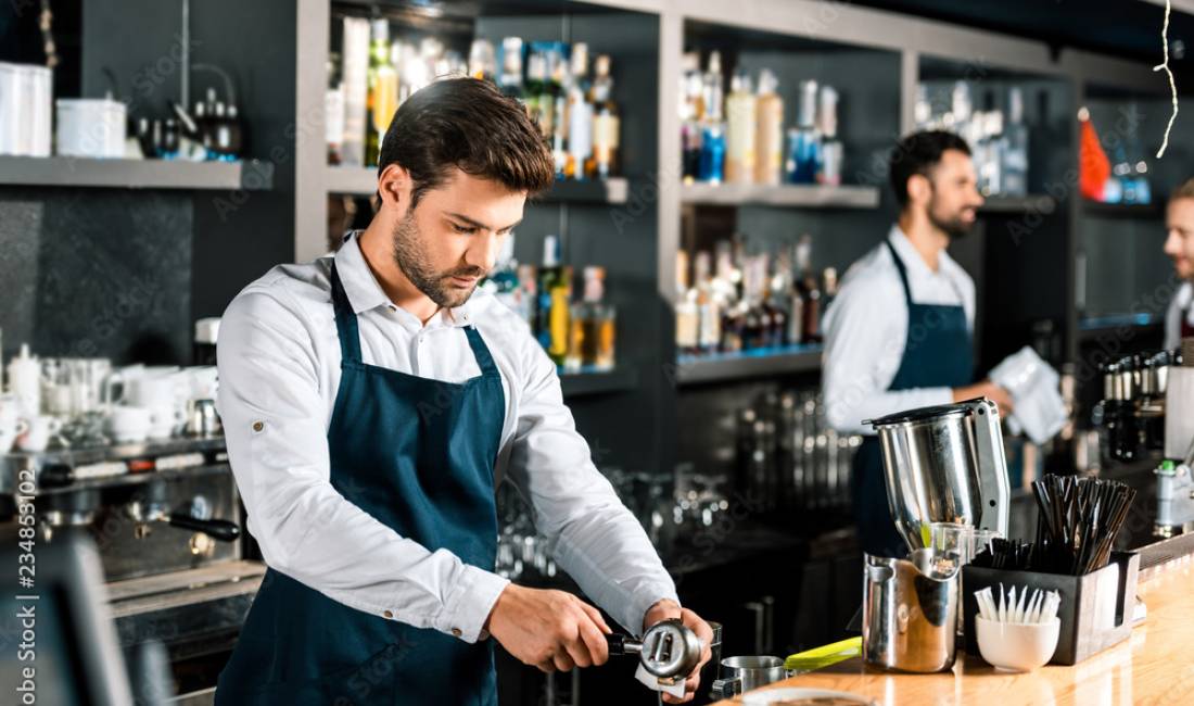 Offerte di lavoro a Tirana, Profession BANAKIER/E ,Kamarier/e , Con esperienza, Pagamento 45,000  Leke.