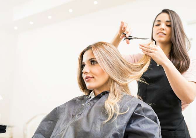 Offerte di lavoro per Estetiste per thonjte dhe 3 Parukiere a Tirana