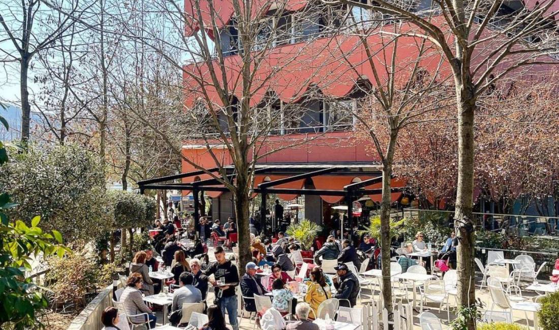 Offerte di lavoro a Tirana, Profession Banakiere/e, Kamariere/e, Sanitare  , Con esperienza, Pagamento 40,000  Leke.