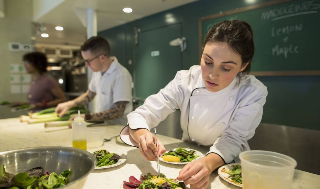 Offerte di lavoro a Tirana, Profession Kuzhinier/e, Specialist/e brumi ,2 Banakier ,2 Barman/barist , Con esperienza, Pagamento Trattabile.