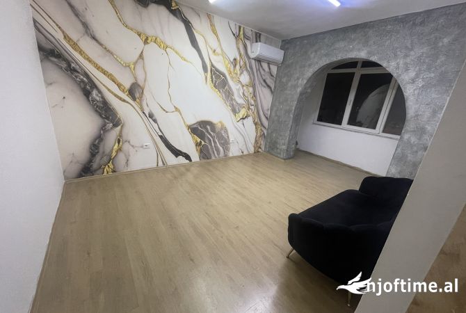 Ambiente Commerciale in Affitto 3+1 a Tirana - 300 Euro
