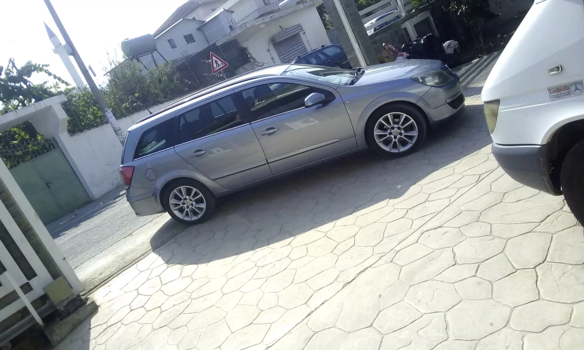 Auto in Vendita a Tirana, Opel, 2005 Diesel,Kambio Manual Pagamento 1,800  Euro.