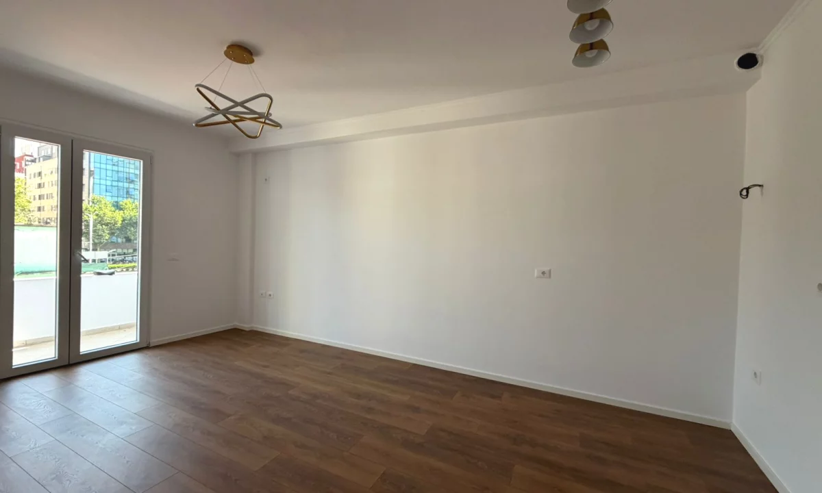 Shtepi ne shitje Apartament ne Tirane, 1+1, Mobilimi Bosh, pa mobiluar, Pagesa 128,000  Euro.