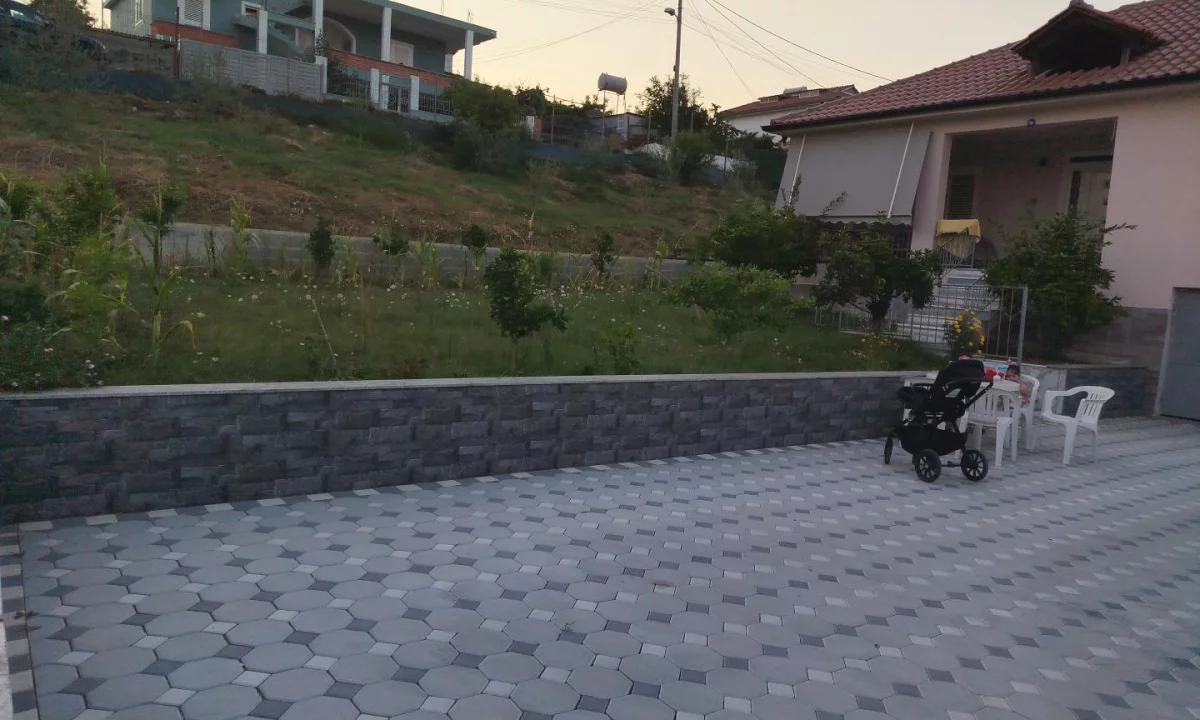 Shtepi ne shitje Shtepi Private ne Tirane, 4+1, Mobilimi Bosh, pa mobiluar, Pagesa 230,000  Euro.
