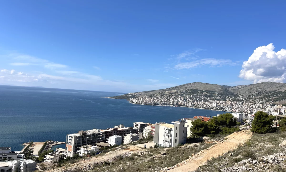 OKAZION Shitet toke truall 303 m2 Sarande