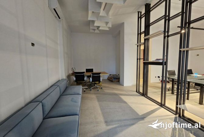 Ambiente Commerciale in Affitto 1+1 a Tirana - 550 Euro