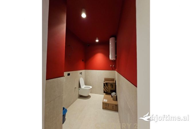 Ambiente Commerciale in Affitto 1+1 a Tirana - 550 Euro