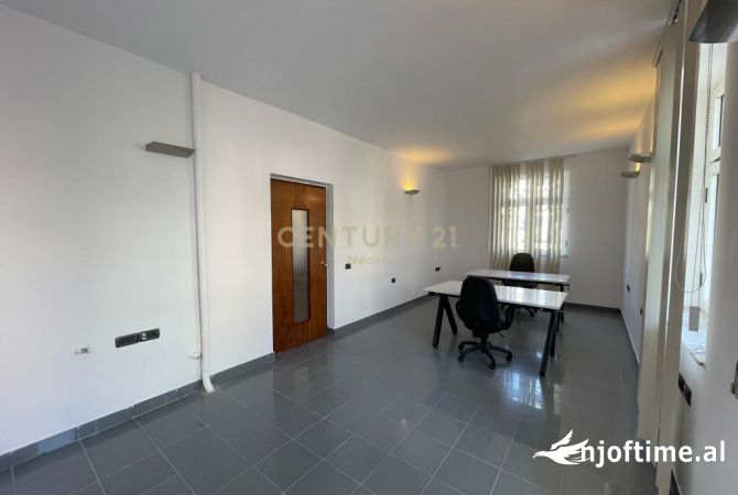 Ambiente Commerciale in Affitto 1+1 a Tirana - 550 Euro