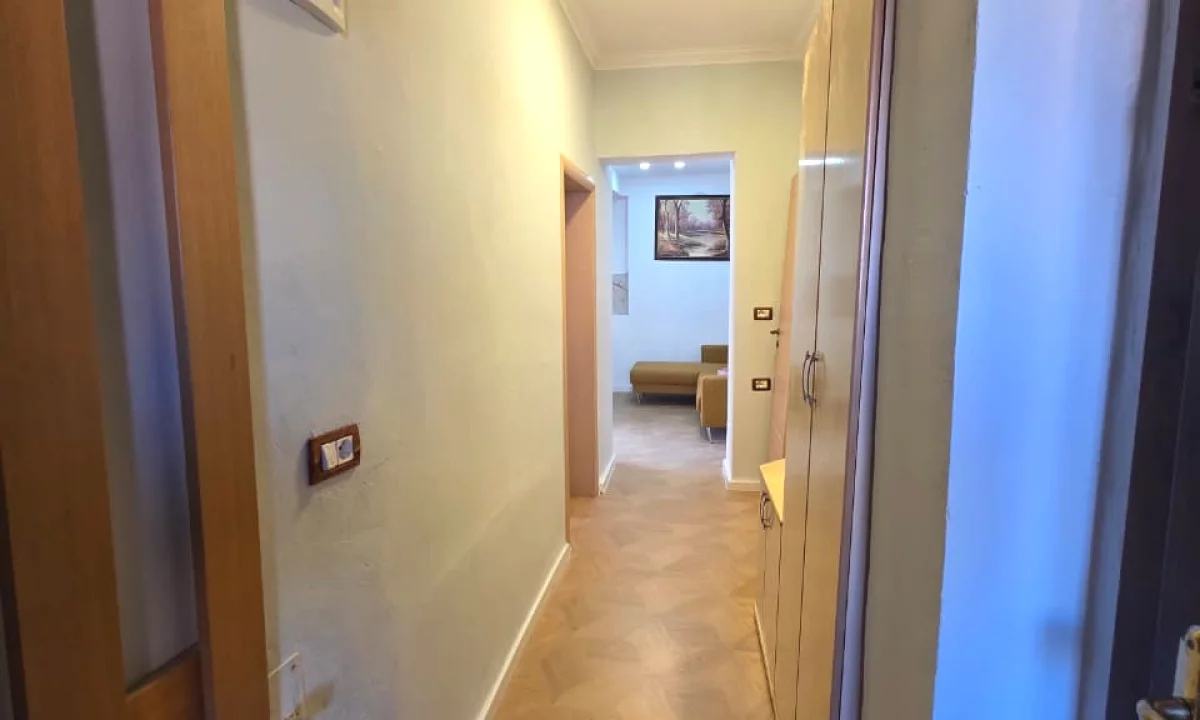 Shtepi ne shitje Apartament ne Tirane, 2+1, Mobilimi E mobiluar, Pagesa 117,000  Euro.