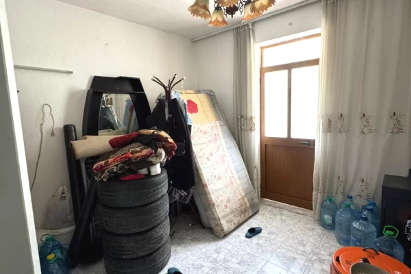 Shtepi ne shitje Shtepi Private ne Tirane, 5+1, Mobilimi Pjeserisht e mobiluar, Pagesa 170,000  Euro.