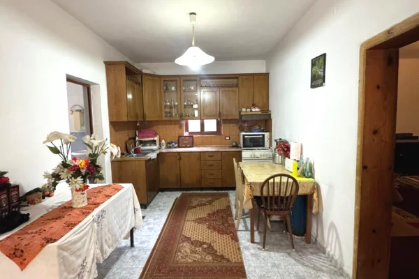 Shtepi ne shitje Shtepi Private ne Tirane, 5+1, Mobilimi Pjeserisht e mobiluar, Pagesa 170,000  Euro.