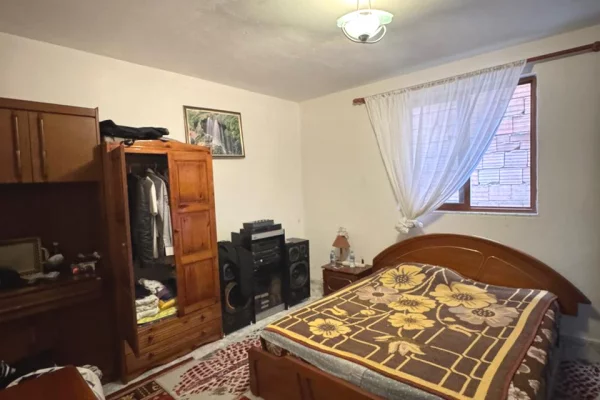 Shtepi ne shitje Shtepi Private ne Tirane, 5+1, Mobilimi Pjeserisht e mobiluar, Pagesa 170,000  Euro.
