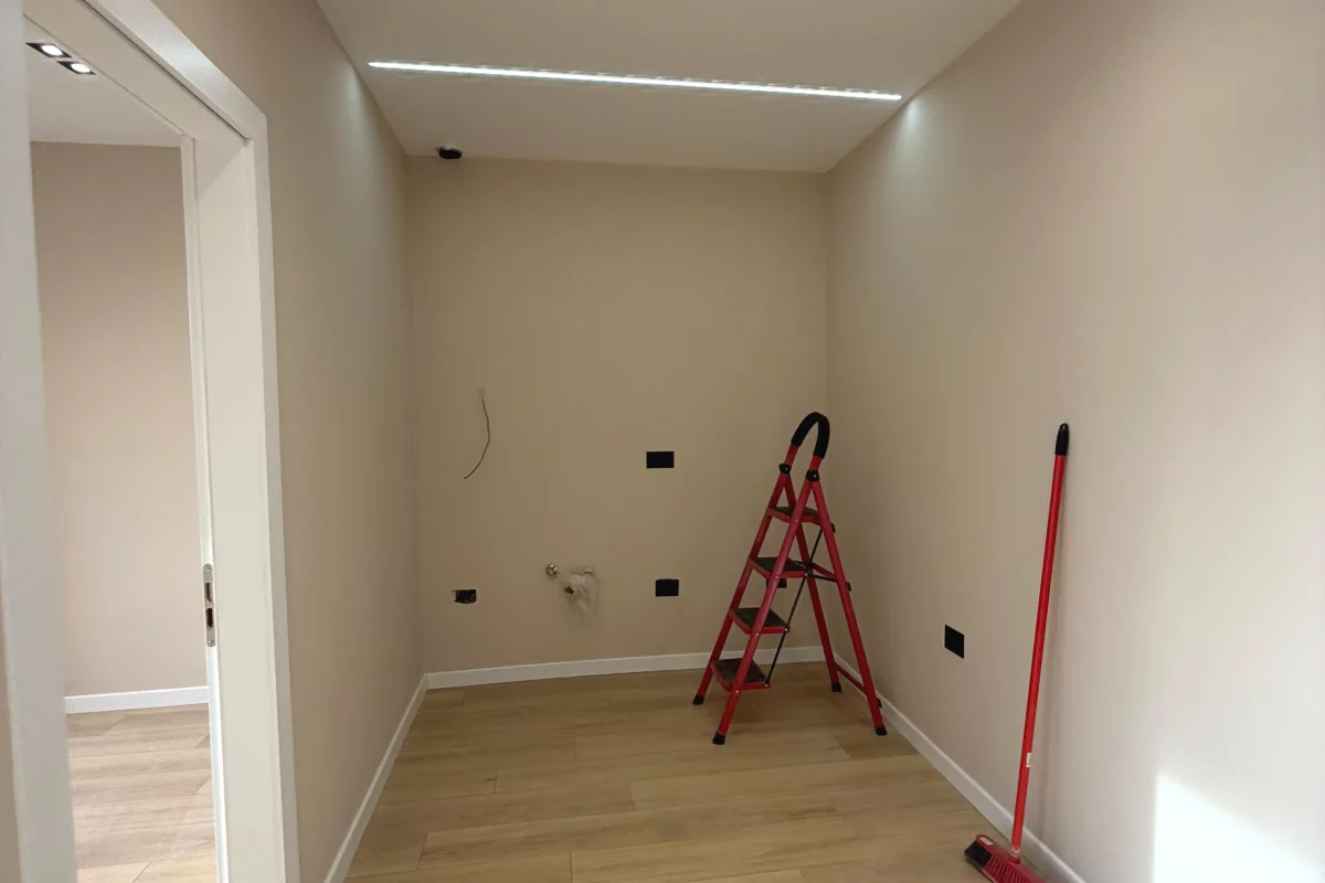 Shtepi ne shitje Apartament ne Tirane, 1+1, Mobilimi Bosh, pa mobiluar, Pagesa 150,000  Euro.