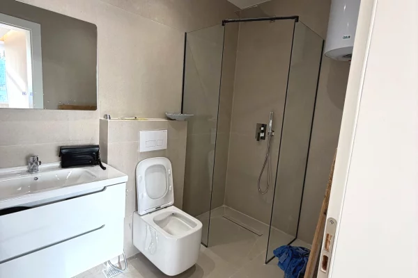 Shtepi ne shitje Apartament ne Tirane, 1+1, Mobilimi Bosh, pa mobiluar, Pagesa 150,000  Euro.