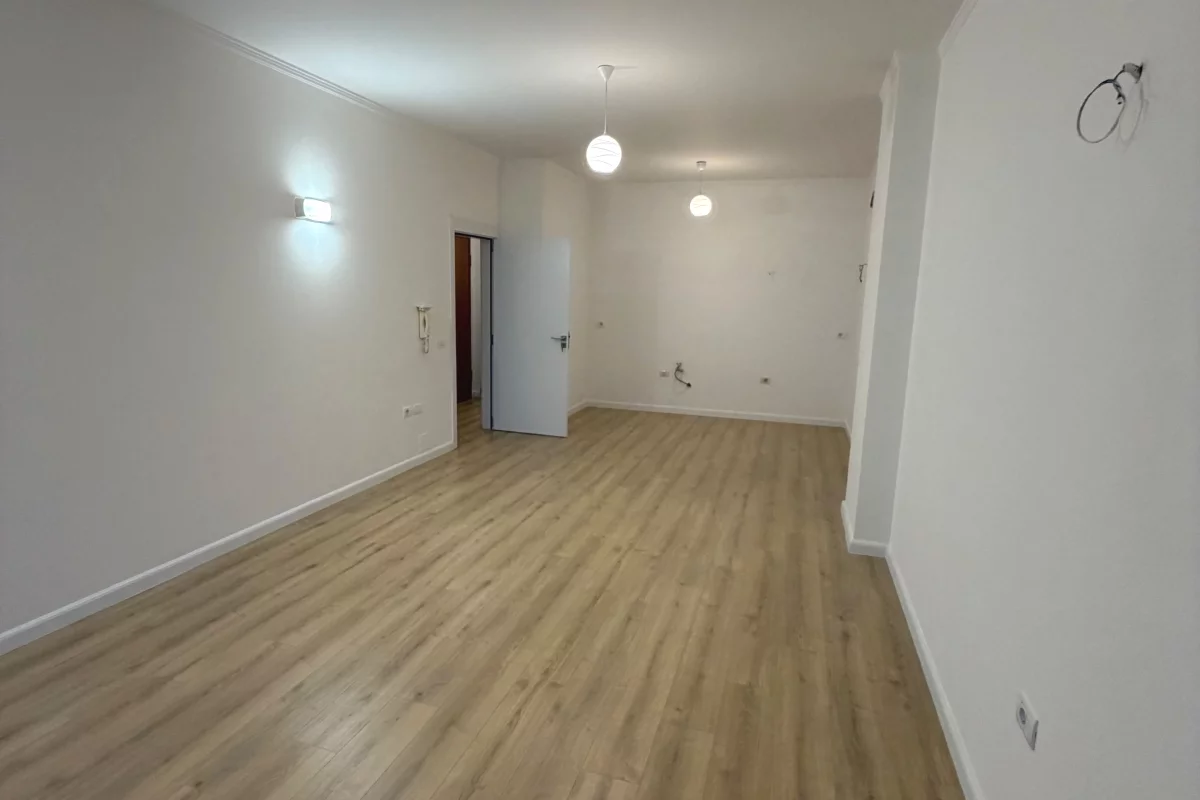 Shtepi ne shitje Apartament ne Tirane, 1+1, Mobilimi Bosh, pa mobiluar, Pagesa 192,000  Euro.