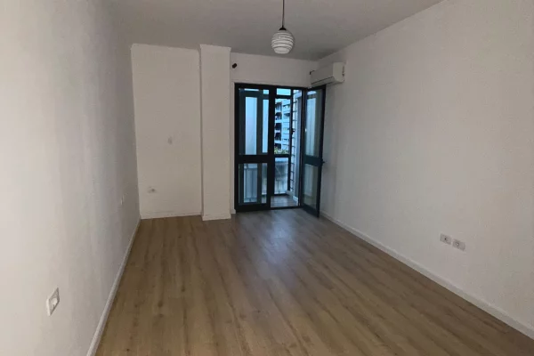 Shtepi ne shitje Apartament ne Tirane, 1+1, Mobilimi Bosh, pa mobiluar, Pagesa 192,000  Euro.