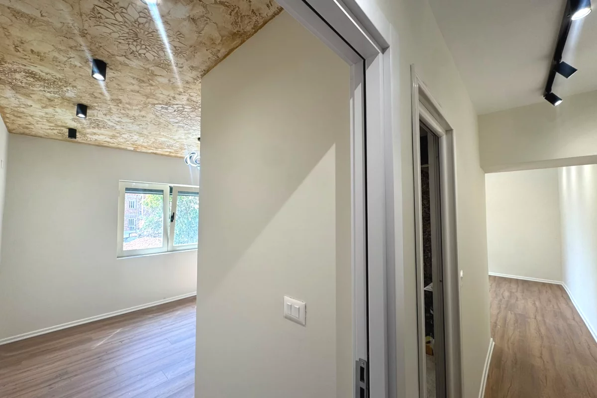 Shtepi ne shitje Apartament ne Tirane, 1+1, Mobilimi Bosh, pa mobiluar, Pagesa 130,000  Euro.