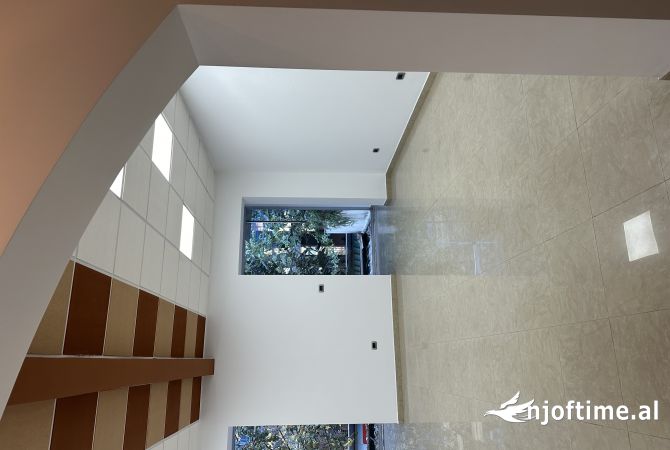 Ambiente Commerciale in Affitto 3+1 a Tirana - 1,000 Euro