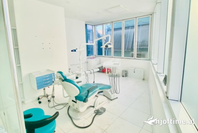 Ambiente Commerciale in Affitto 3+1 a Tirana - 790 Euro