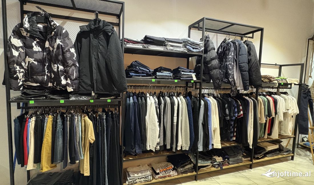 Shiten pajisje dhe aksessore dyqani veshjesh/boutique.