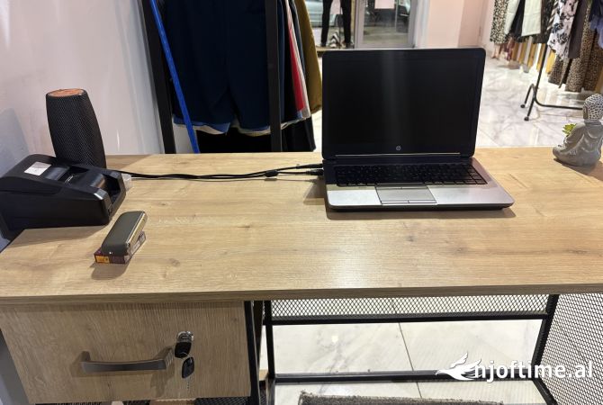 Shiten pajisje dhe aksessore dyqani veshjesh/boutique.