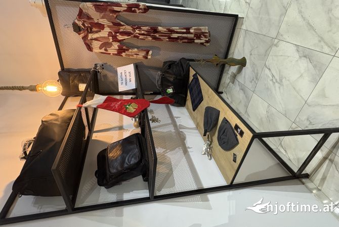 Shiten pajisje dhe aksessore dyqani veshjesh/boutique.