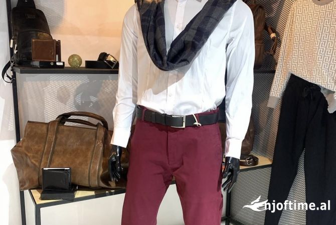 Shiten pajisje dhe aksessore dyqani veshjesh/boutique.