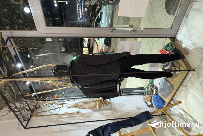 Shiten pajisje dhe aksessore dyqani veshjesh/boutique.