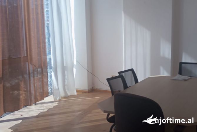 Ambiente Commerciale in Affitto 3+1 a Tirana - 36,000 Leke