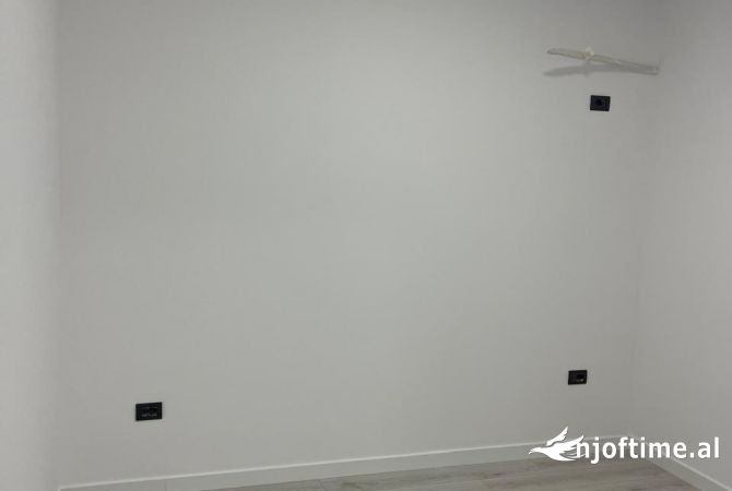 Ambiente Commerciale in Affitto 3+1 a Tirana - 1,000 Euro