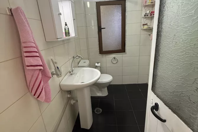 Shtepi ne shitje Apartament ne Tirane, 1+1, Mobilimi E mobiluar, Pagesa 110,000  Euro.