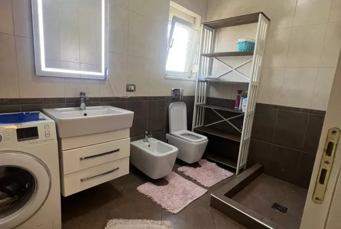 Shtepi ne shitje Apartament ne Tirane, 1+1, Mobilimi E mobiluar, Pagesa 110,000  Euro.