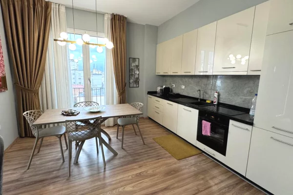 Shtepi ne shitje Apartament ne Tirane, 2+1, Mobilimi E mobiluar, Pagesa 260,000  Euro.