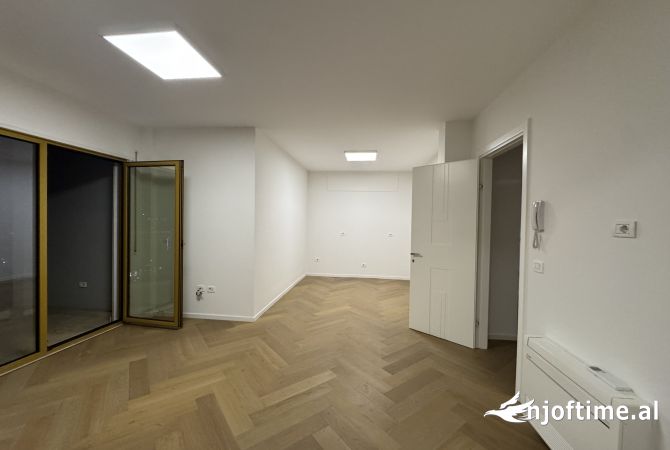 QERA AMBIENT ZYRASH BLLOKU TIRANE