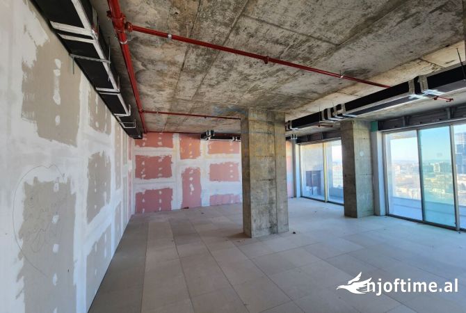 Ambiente Commerciale in Affitto 3+1 a Tirana - 13,800 Euro