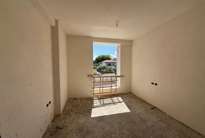 Shtepi ne shitje Apartament ne Tirane, 2+1, Mobilimi Bosh, pa mobiluar, Pagesa 255,000  Euro.