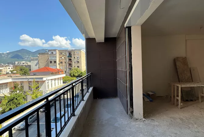 Shtepi ne shitje Apartament ne Tirane, 2+1, Mobilimi Bosh, pa mobiluar, Pagesa 255,000  Euro.