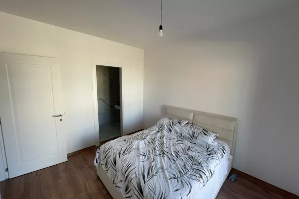 Shitet apartament 2+1+2 i Mobiluar me 2 garazhde. Prane Stacionit te Trenit. 