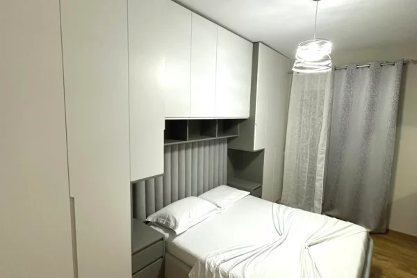 Kisha Katolike/Rruga e Kavajes, jepet me qera apartament 3+1+2.