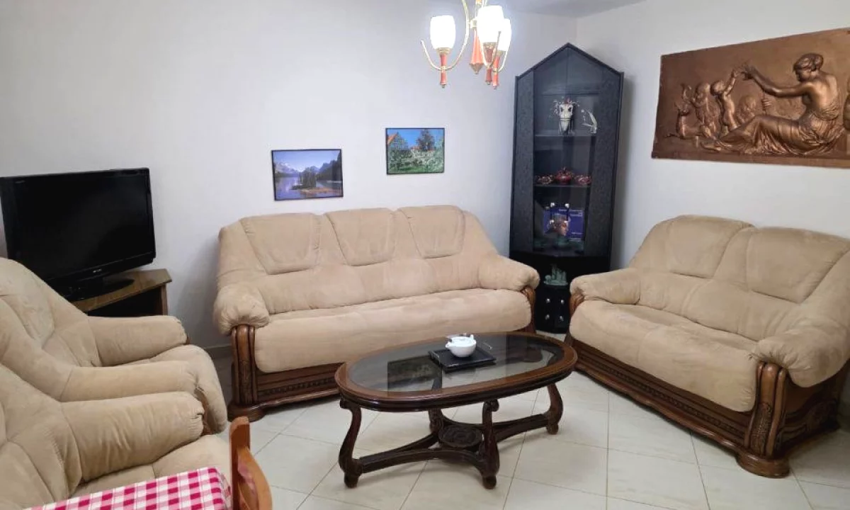 Shtepi me qera Apartament ne Tirane, 2+1, Mobilimi E mobiluar, Pagesa 500  Euro.