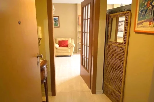 Rruga e Kavajes, jepet me qera apartament 1+1.