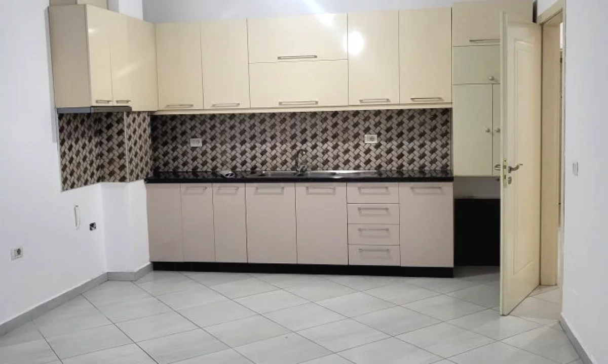 Shtepi ne shitje Apartament ne Tirane, 2+1, Mobilimi Pjeserisht e mobiluar, Pagesa 101,000  Euro.