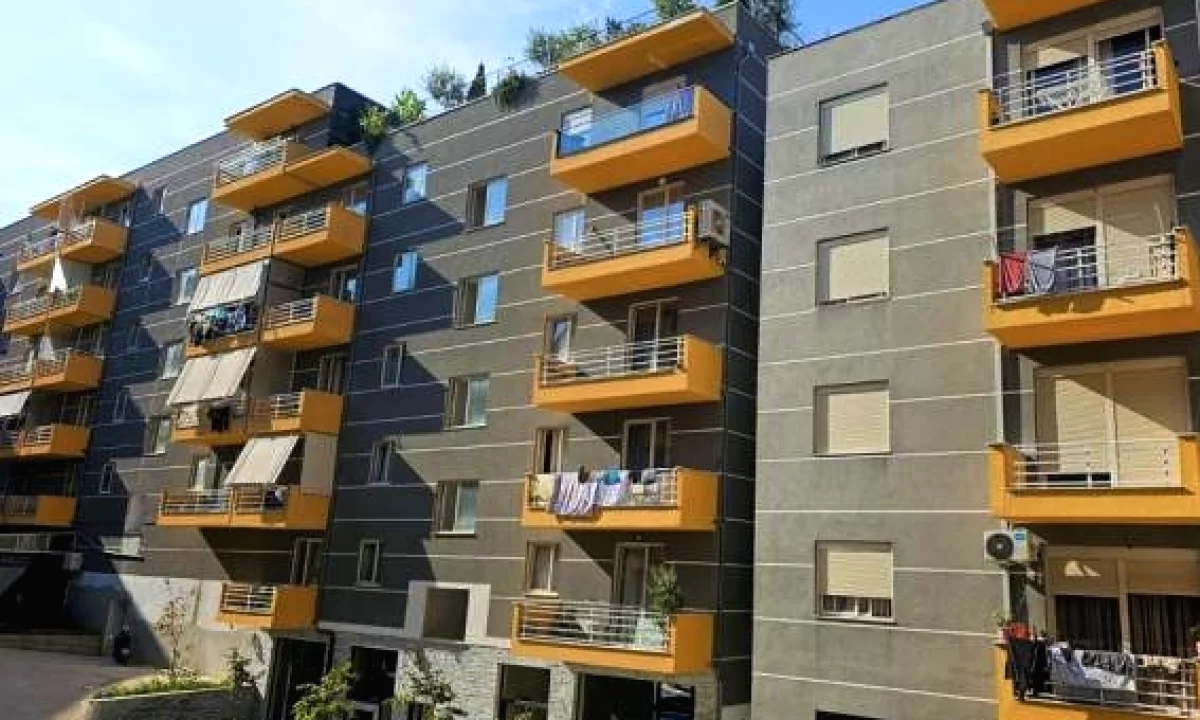 Shtepi ne shitje Apartament ne Tirane, 2+1, Mobilimi Bosh, pa mobiluar, Pagesa 118,000  Euro.