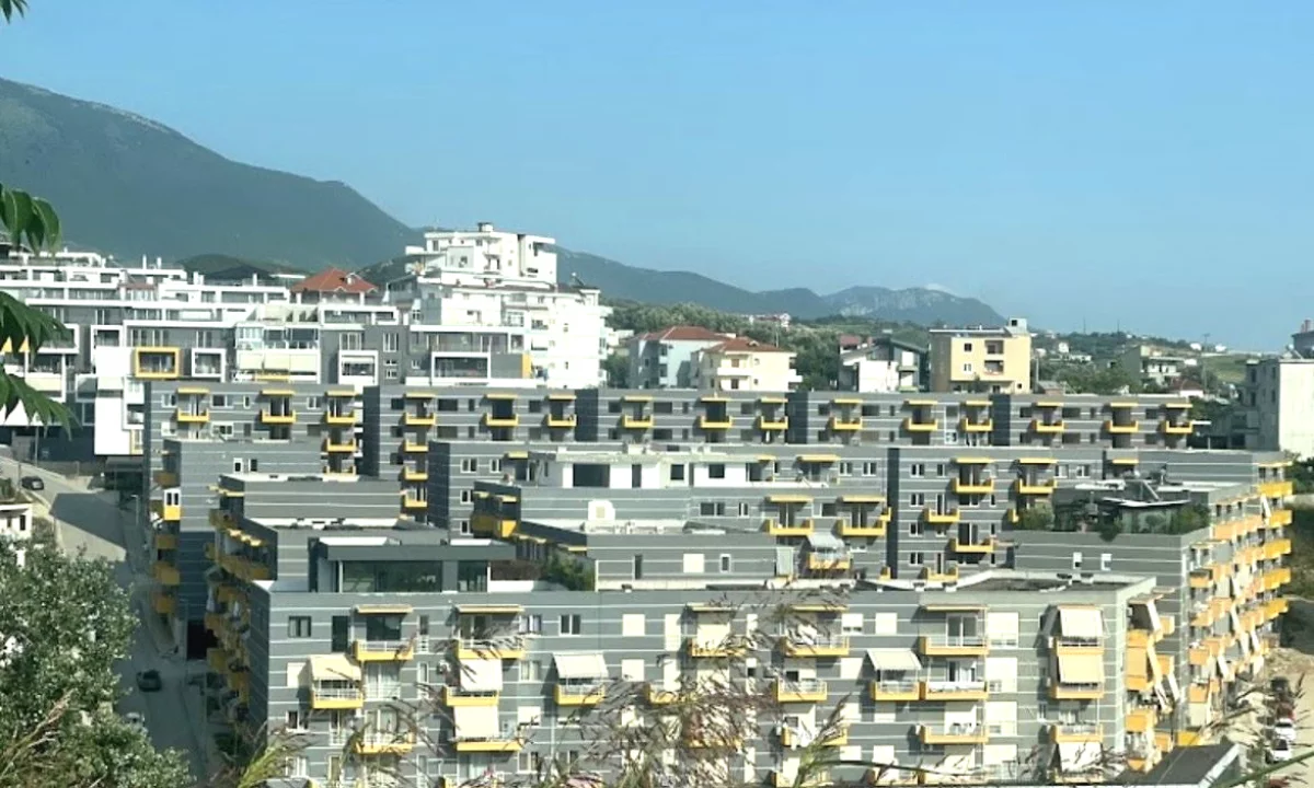 Shtepi ne shitje Apartament ne Tirane, 2+1, Mobilimi Bosh, pa mobiluar, Pagesa 120,000  Euro.