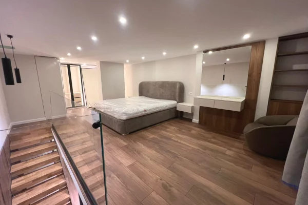 Prane Pallatit me Shigjeta, jepet me qera Duplex Modern. 